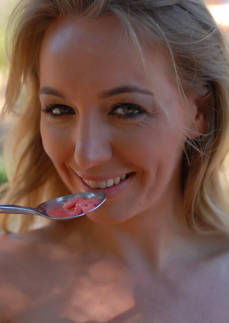 Hayleys Secrets are pleased to offer you a free pictures featuring Hayley Marie Coppin demonstrating amazing body