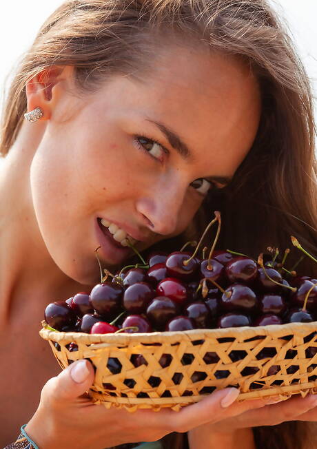 Stunning 18 are pleased to offer you xxx pics featuring Milana F showing beautiful shape